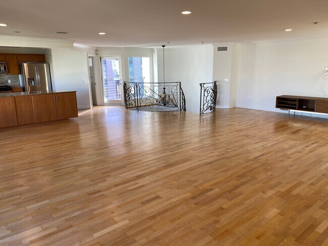 Building Photo - 1177 Wellesley Ave