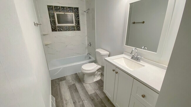 Foto del edificio - 8420 W Keefe Ave