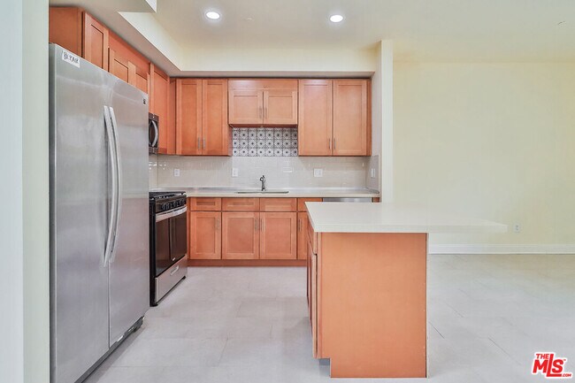 Foto del edificio - 7132 Farralone Ave
