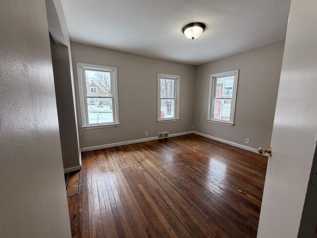 Building Photo - Spacious 2+ bedroom house $750!