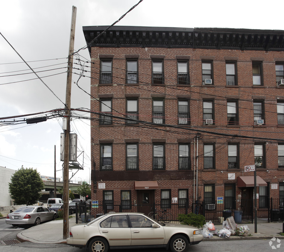 Building Photo - 707 Henry St