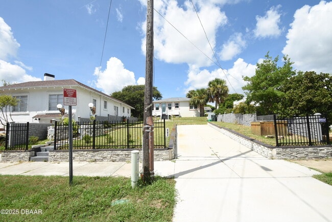 Building Photo - 403 N Oleander Ave