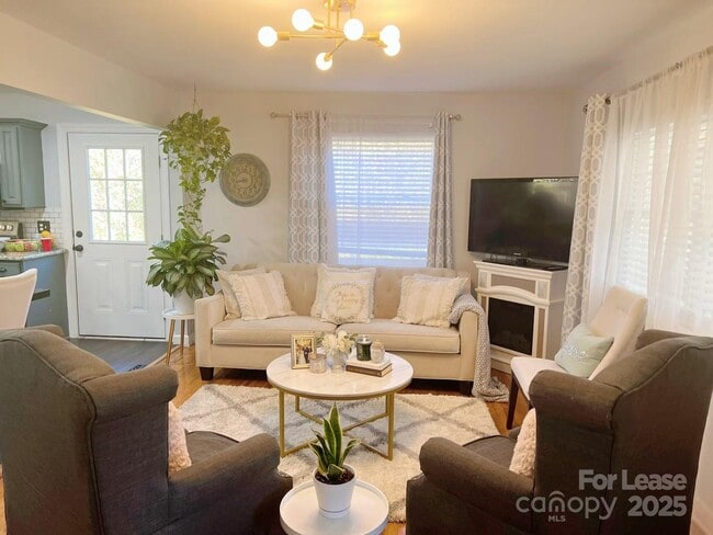 Building Photo - 7471 Lakehaven Dr