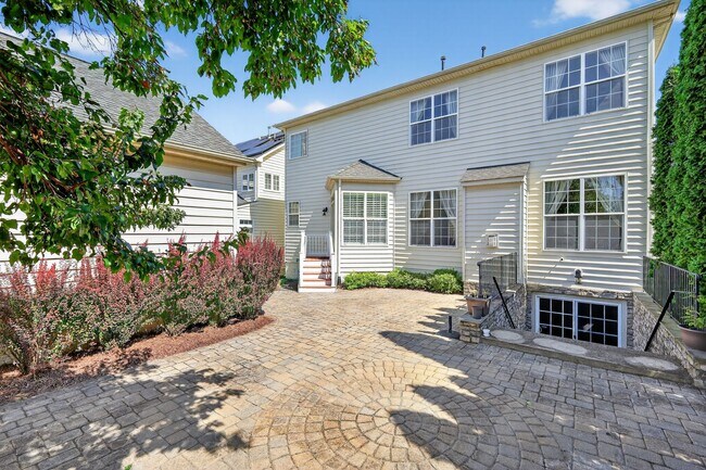 Foto del edificio - 4 Bed, 4.5 Bath Single Family Home in Clar...