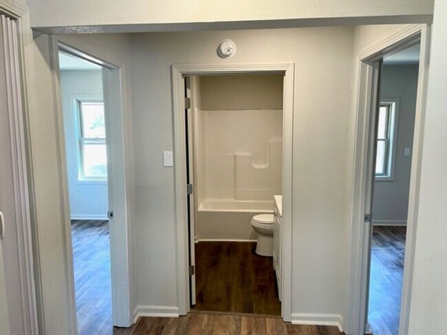 Building Photo - Newly Remodeled 2 bed / 1 bath