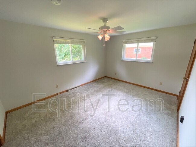 Building Photo - 2162 Oakwood Dr