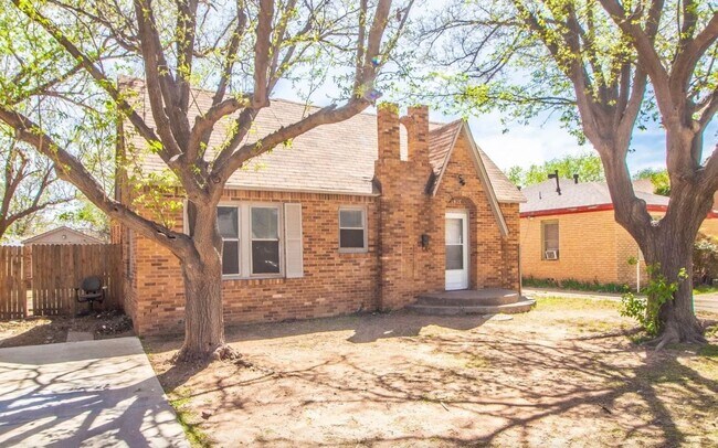 Building Photo - Great 3 Bedroom 1 bathroom house close to ...