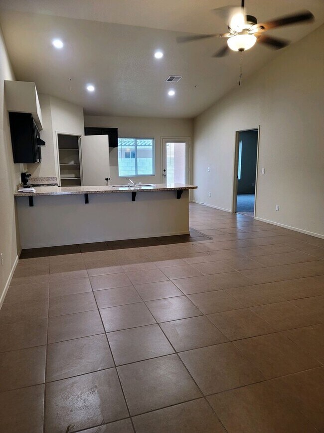 Foto del edificio - Desert Sky Townhome w/ Landscaping and Appliances!
