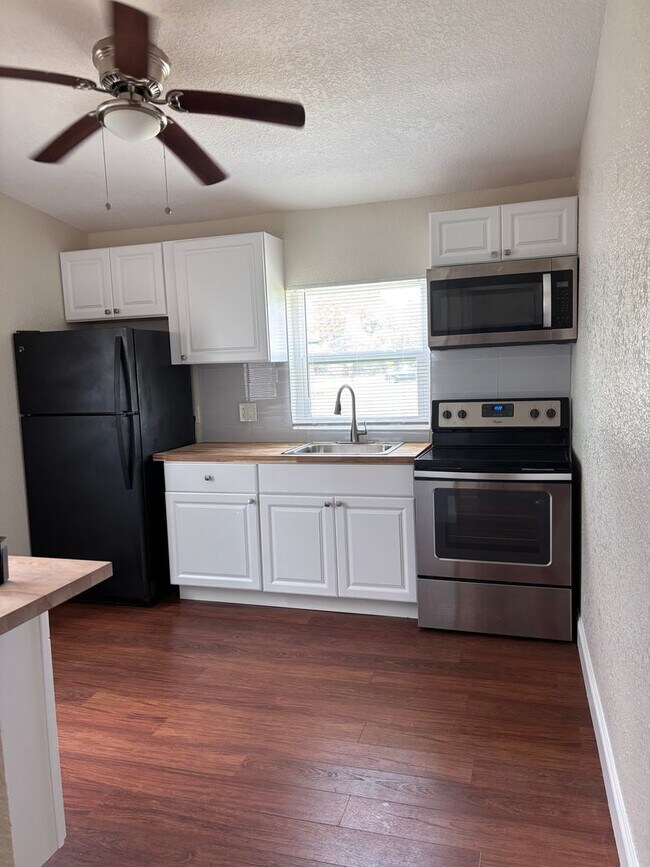Foto del edificio - 3 BEDROOM/DEN NEWLY RENOVATED HOME IN FORT...