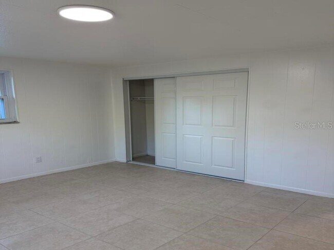 Foto del edificio - 9811 N Jasmine Ave