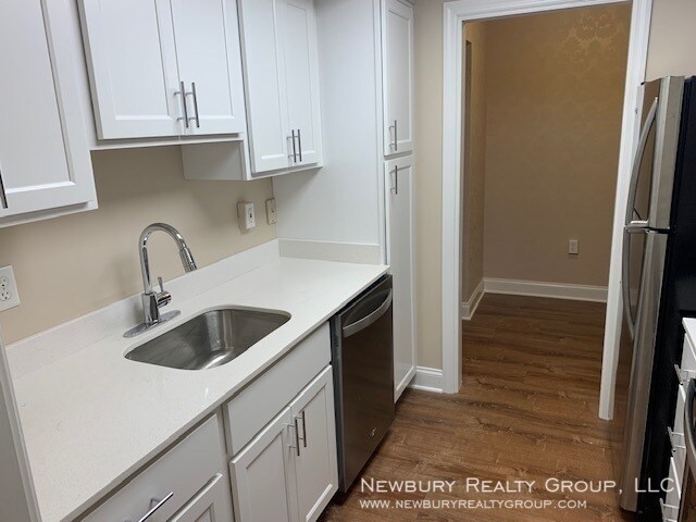 Building Photo - Luxurious Penthouse Retreat Available Now