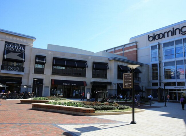 Foto del edificio - 4301 Military Rd NW