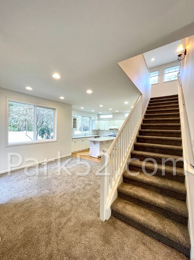 Foto del edificio - University Place Single Family in Gated Community