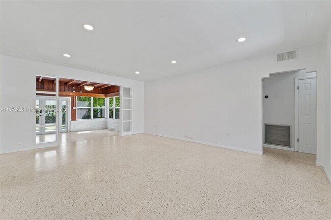 Building Photo - 8927 Carlyle Ave