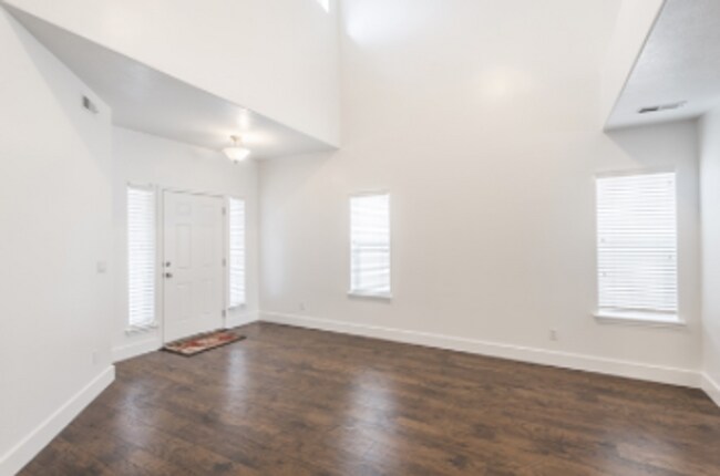 Foto del edificio - Beautiful 5 Bed | 2.5 Bath | 3 Car Single Family Home