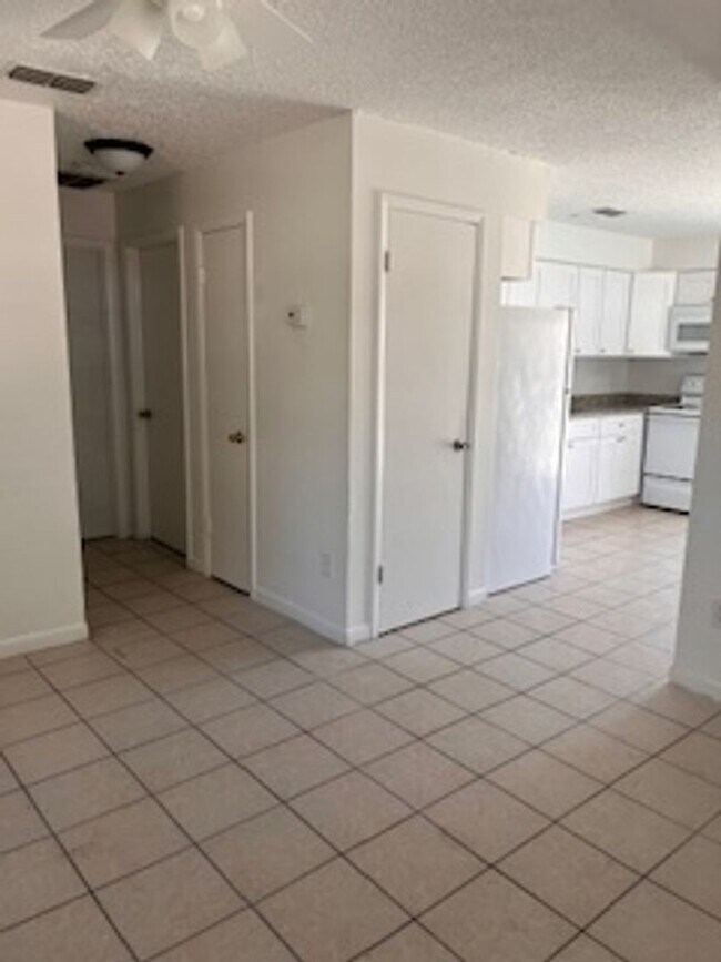 Foto del edificio - 1205 W Granfield Ave