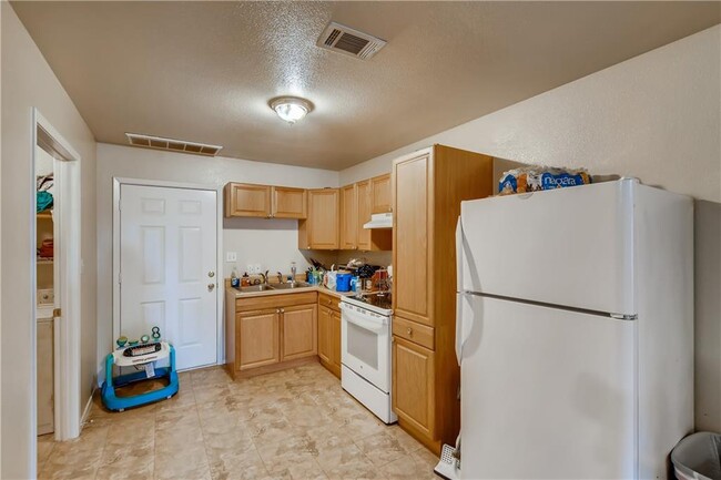 Building Photo - 112 E Davilla St