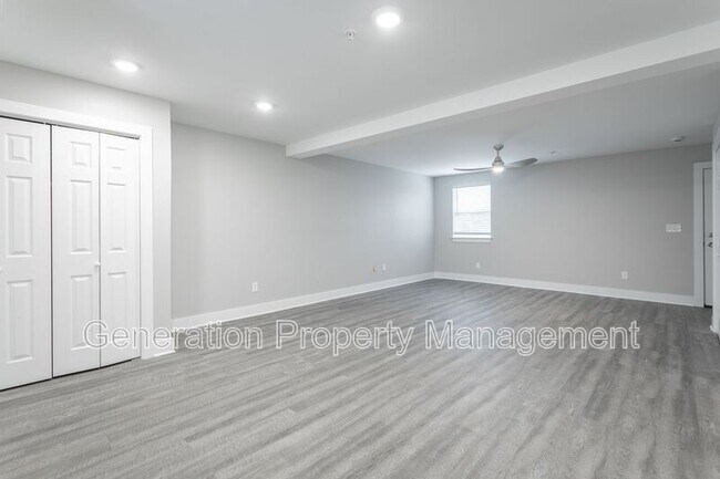 Building Photo - 5 Meadowbrook Dr W