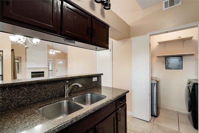 Foto del edificio - 3500 Tangle Brush Dr