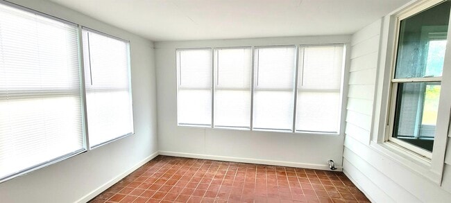 Foto del edificio - 104 Middleneck Ln