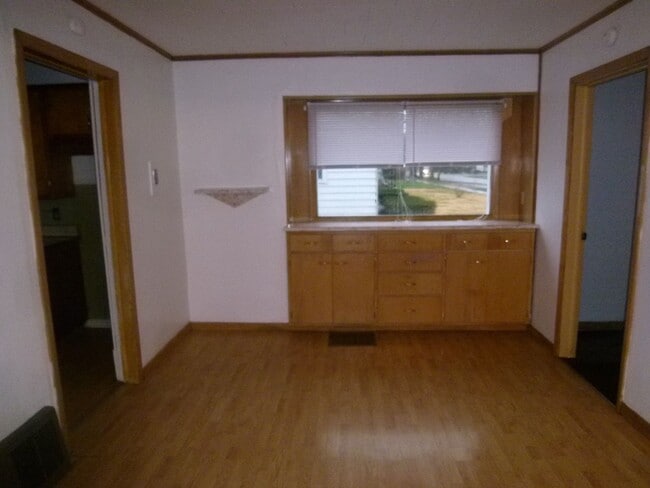 Building Photo - 3 Bedroom Home with Washer/Dryer Hook up