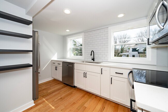 Building Photo - 210 Lincoln Ct