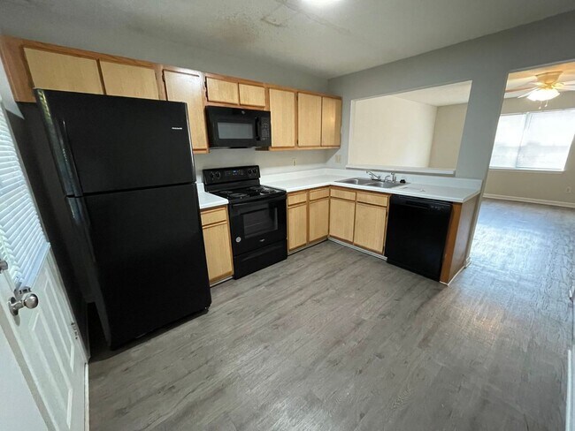 Foto del edificio - PRE-LEASING FOR AUGUST 2025! 1/2 OFF SECUR...