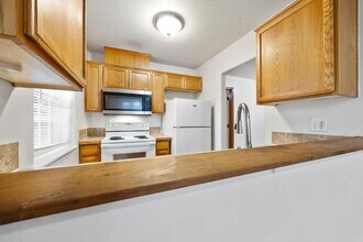 Building Photo - 12901 NE Prescott Dr