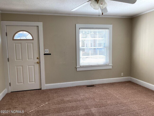 Building Photo - 2108b Thompson Dr