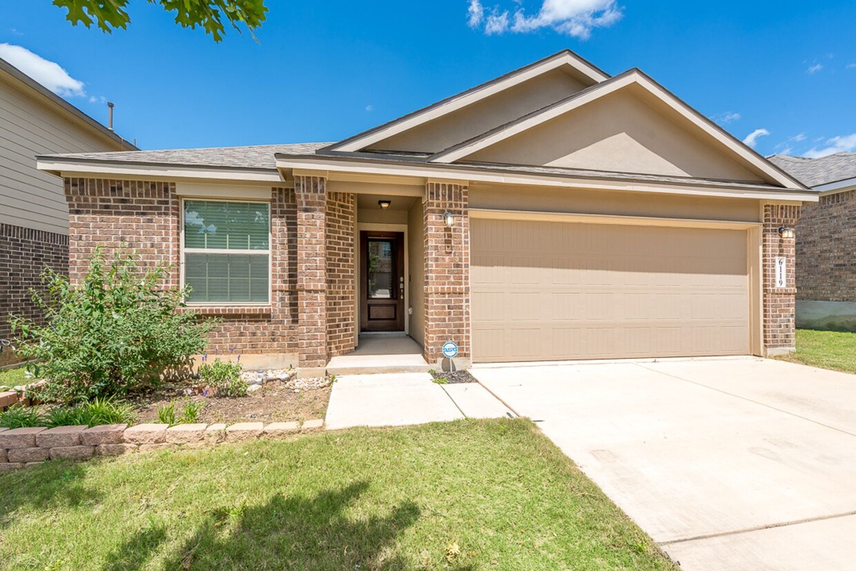 Primary Photo - 1 Month Free Rent on a 3 bedroom 2 bath ho...