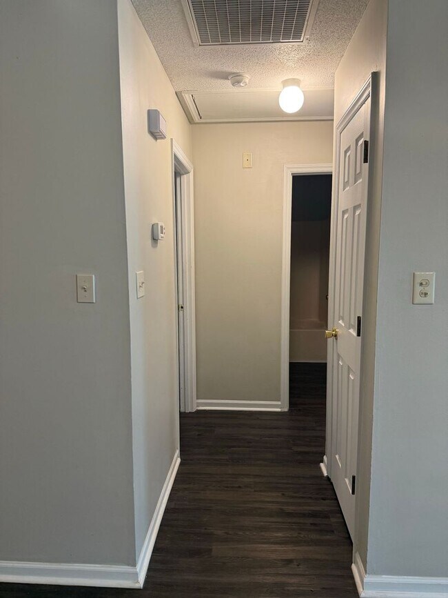 Foto del edificio - Two bedroom one bath duplex