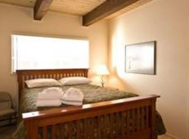 Foto del edificio - Unique open design,wood beams in all rooms...