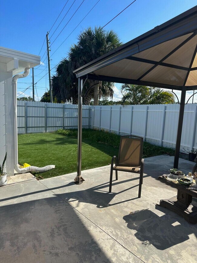 Building Photo - 1077 Fernlea Dr