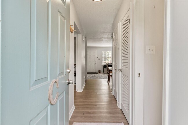 Foto del edificio - 621 Idlewood Ln