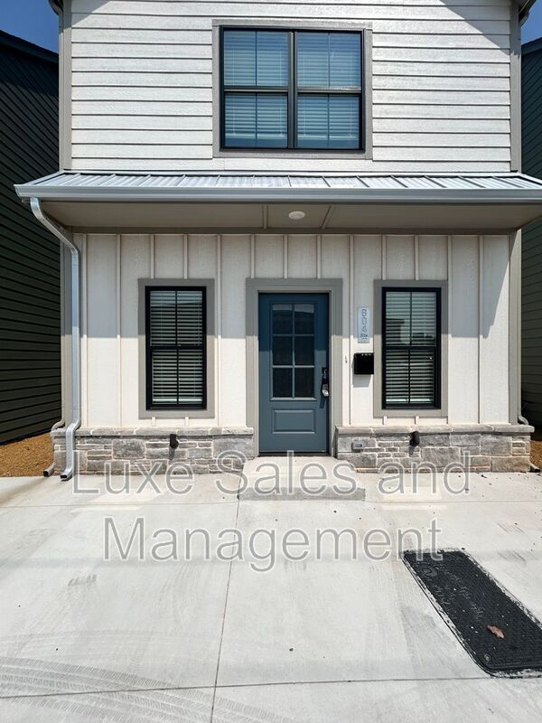 Building Photo - 604 W 2nd St