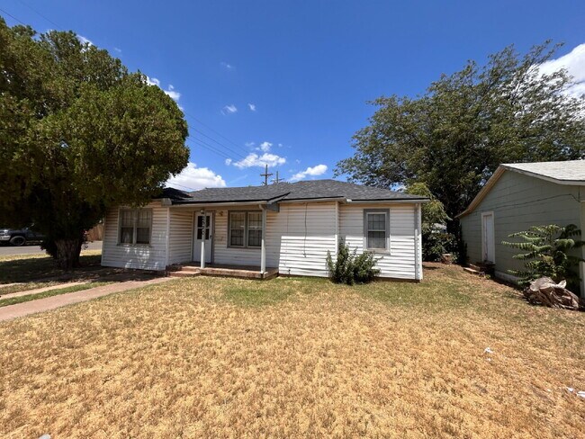 Foto del edificio - "Charming 4-Bed, 2-Bath Home