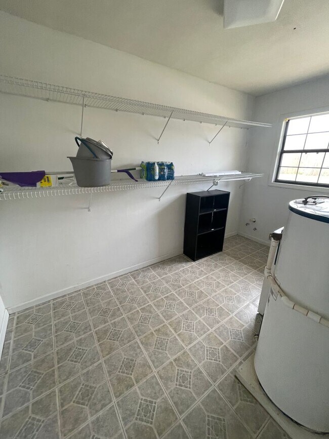 Building Photo - 306 Meadowlark Ln