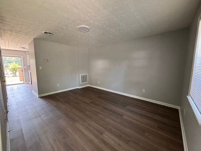 Building Photo - 110 Townhouse Dr