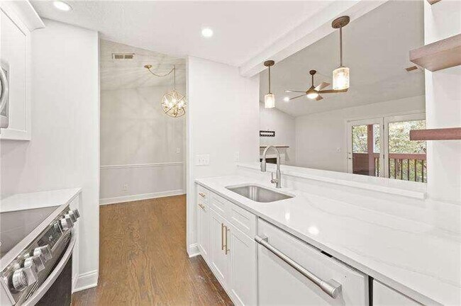 Foto del edificio - 111 Warm Springs Cir