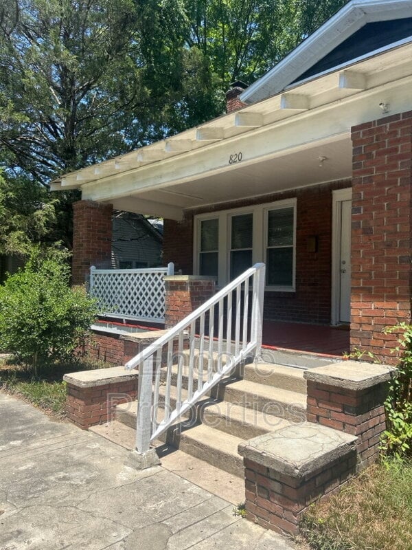 Building Photo - 820 W Garner Rd