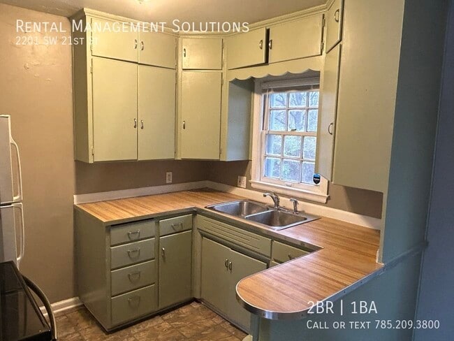 Building Photo - 2201 SW 21st St- 2 BED/1 BATH
