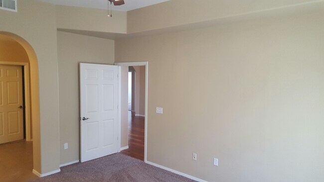 Building Photo - 3 bed 2 bath Condo