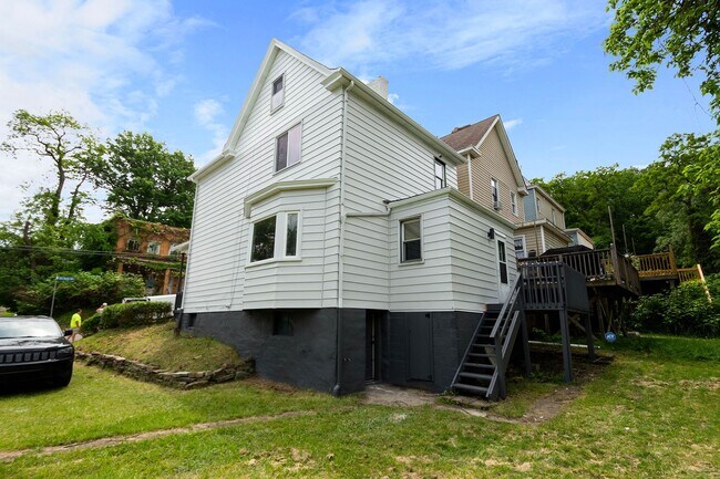 Building Photo - GORGEOUS 3 BEDROOM AVAILABLE NOW IN CRAFTO...
