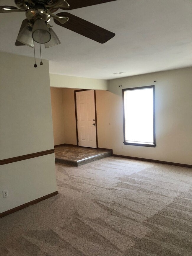Building Photo - REDMILL 3 BEDROOM