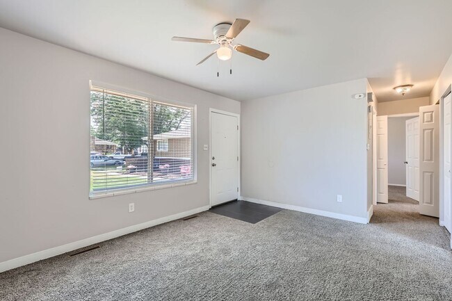 Foto del edificio - Newly Updated 3-Bedroom 1-Bathroom in Auro...