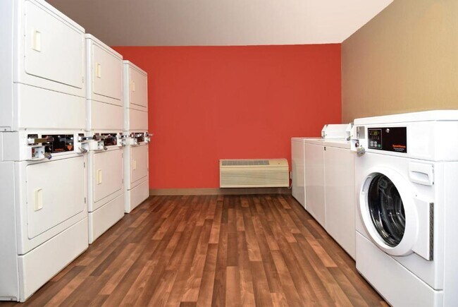 Mainstay Suites - 214 Langley Pl