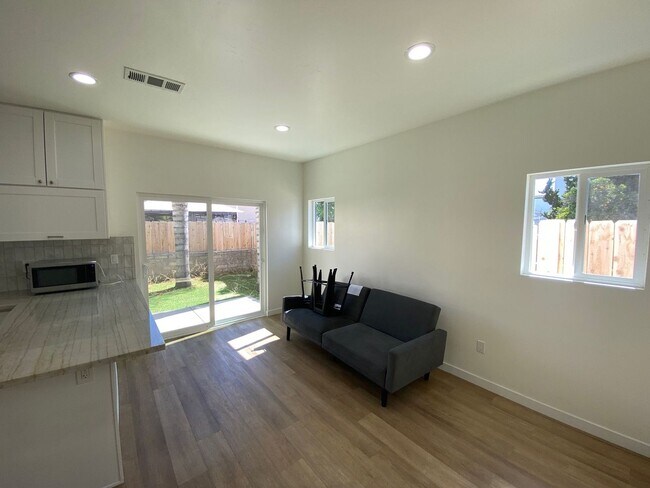 Building Photo - Newer Build! 4BD/2BA on 63rd