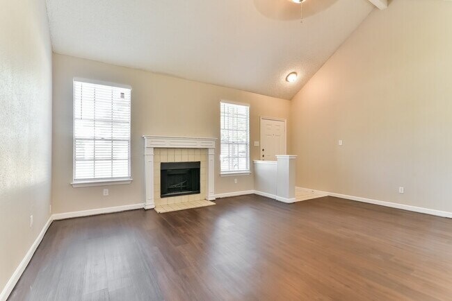 Foto del edificio - 8123 Summer Trail Dr