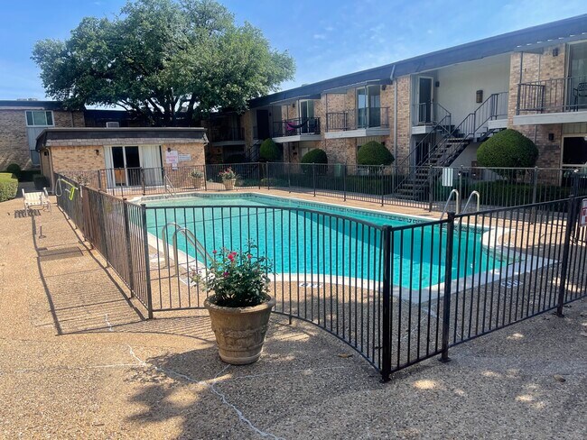 Foto del edificio - 10236 Regal Oaks Dr