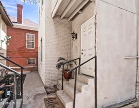 Building Photo - 618 1/2 Stewart Ct